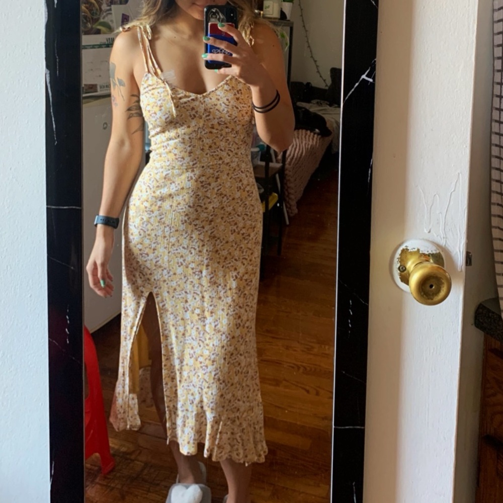 Midi floral dress with slit on the side!